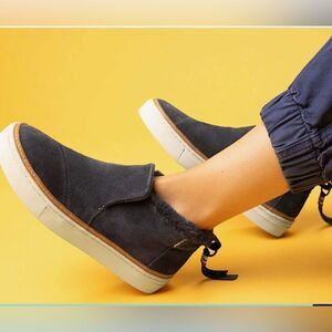 Toms women's gray Paxton bootie slip on with faux fur / ankle boots size 7